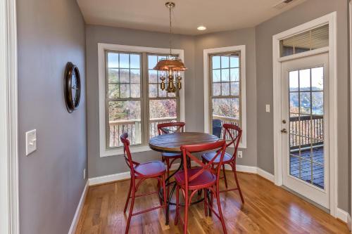 Rumbling Bald Resort home in Lake Lure - WiFi - Community Beach, Pool, Golf and more home in Lake Lure, USA