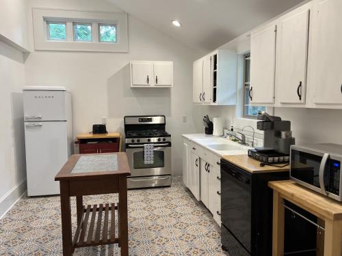 Charming historic home near downtown Hendersonville home in Hendersonville, USA