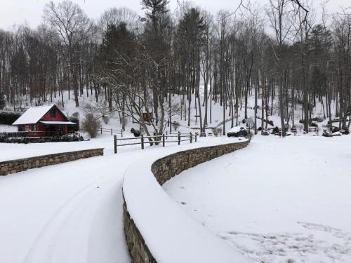 Fairytale: Hot Tub & Trout Stream & Petting Zoo? in Sugar Grove, USA
