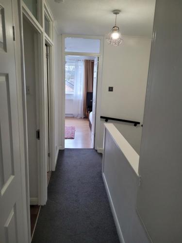 RentUnique Nimrod House 2 bed ample parking