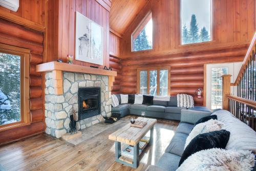 TREMBLANT Accès LAC et rivière SPA BILLARD FOYER Jaccuzi fireplace pool table lake and river access