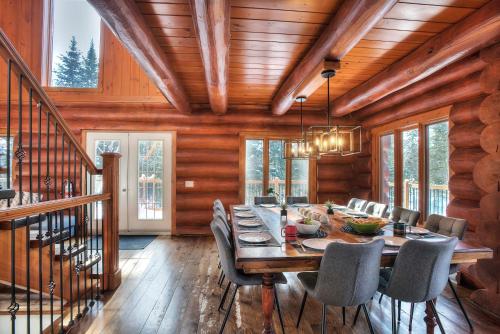 TREMBLANT Accès LAC et rivière SPA BILLARD FOYER Jaccuzi fireplace pool table lake and river access