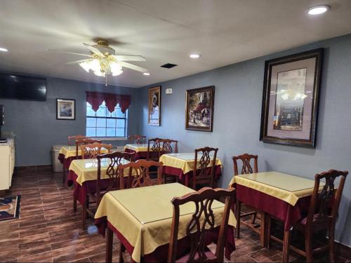 Super 8 by Wyndham White Hall - image 12