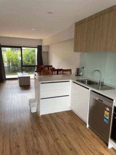 Modern Home By The Reserve in تي أتاتو