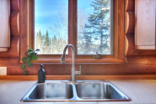 TREMBLANT Accès LAC et rivière SPA BILLARD FOYER Jaccuzi fireplace pool table lake and river access