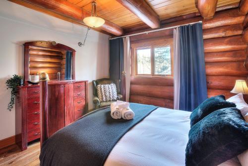 TREMBLANT Accès LAC et rivière SPA BILLARD FOYER Jaccuzi fireplace pool table lake and river access