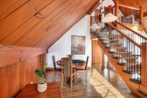 TREMBLANT Accès LAC et rivière SPA BILLARD FOYER Jaccuzi fireplace pool table lake and river access