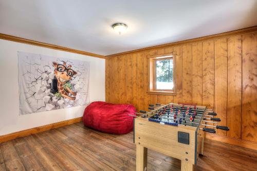 TREMBLANT Accès LAC et rivière SPA BILLARD FOYER Jaccuzi fireplace pool table lake and river access