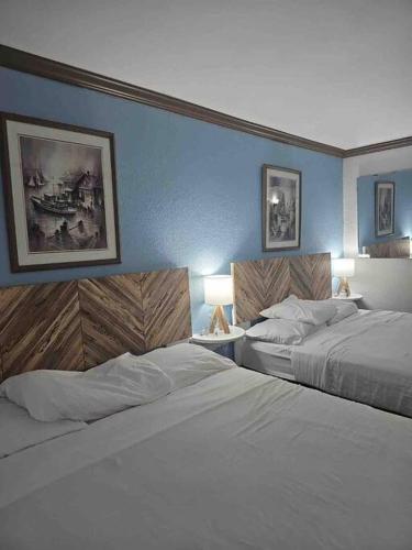 ALL BRAND-NEW Waterfront-Pool, Tiki Bar, Gym in Sarasota, USA