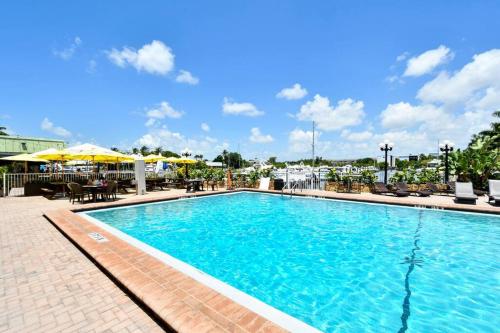 ALL BRAND-NEW Waterfront-Pool, Tiki Bar, Gym in Sarasota, USA