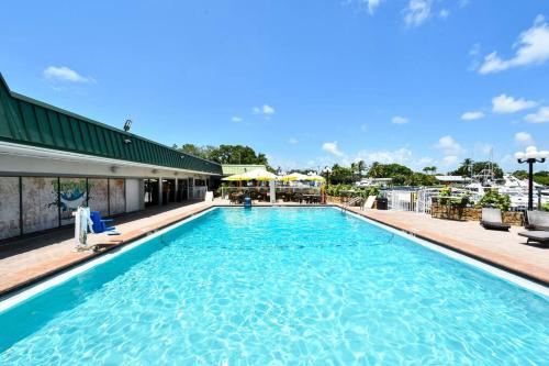 ALL BRAND-NEW Waterfront-Pool, Tiki Bar, Gym in Sarasota, USA