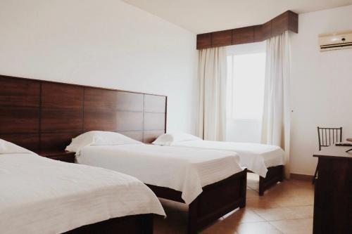 3 twin beds