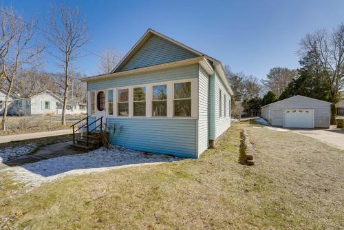 Charming Muskegon Cottage - Walk to Lake Michigan!