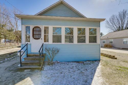 Charming Muskegon Cottage - Walk to Lake Michigan!