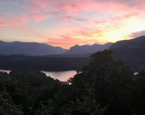 Spacious Cabin With Fantastic Long Range Mountain and Lake Views - Lake Lure - The Overlook cabin in Lake Lure, Vereinigte Staaten von Amerika