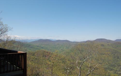 All Year Mountain Sunset Views - Updated cabin - Best view in Lake Lure cabin in Lake Lure, USA