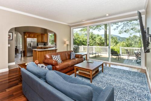 Grand Mountain Getaway near Dupont-Hendersonville, NC home in Hendersonville, USA