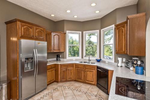 Grand Mountain Getaway near Dupont-Hendersonville, NC home in Hendersonville, USA