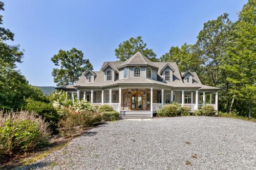 Grand Mountain Getaway near Dupont-Hendersonville, NC home in Hendersonville, USA