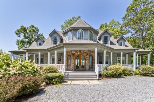 Grand Mountain Getaway near Dupont-Hendersonville, NC home in Hendersonville, USA