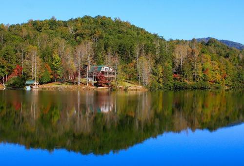 Lake Lure Retreat - A Beautiful Lakefront Lodge on Mirror Lake-Waterfront-Newly Expanded Deck lodge in Lake Lure, Vereinigte Staaten von Amerika