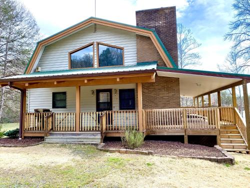 Lake Lure Retreat - A Beautiful Lakefront Lodge on Mirror Lake-Waterfront-Newly Expanded Deck lodge in Lake Lure, USA