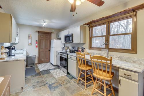 Ellijay Resort Cabin with Fire Pit, Decks, and Hot Tub in Ellijay, USA