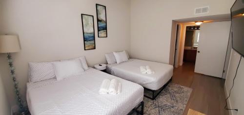 Oceanside Beach style King & 2 queen beds in Oceanside, USA