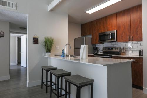 Oceanside Beach style King & 2 queen beds in Oceanside, USA