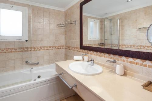 Apartment with Sea View image 10