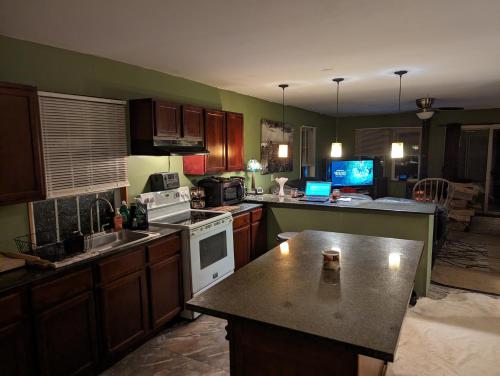 Maxwells Mountain view Cabin, HOT TUB, wood stove, amazing views in Naples, USA