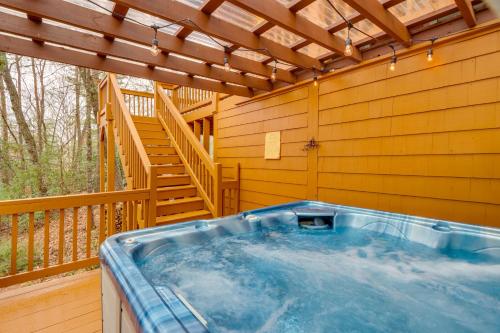 Charming Ellijay Cabin with Deck, Fire Pit and Hot Tub in Ellijay, USA