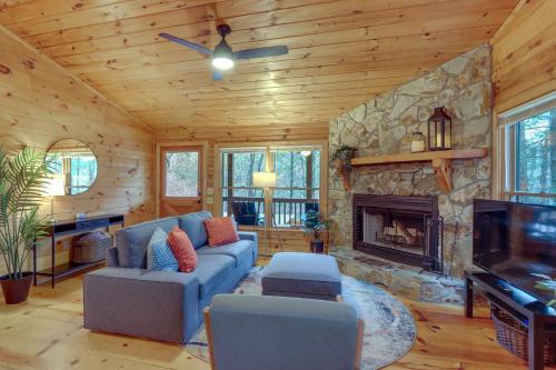 Charming Ellijay Cabin with Deck, Fire Pit and Hot Tub in Ellijay, USA