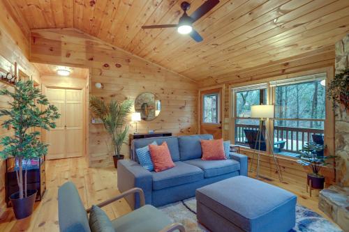 Charming Ellijay Cabin with Deck, Fire Pit and Hot Tub in Ellijay, USA