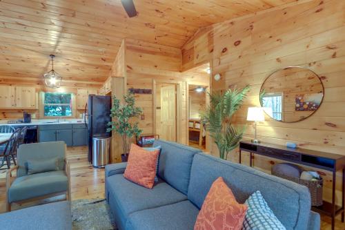 Charming Ellijay Cabin with Deck, Fire Pit and Hot Tub in Ellijay, USA