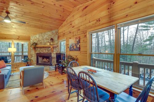 Charming Ellijay Cabin with Deck, Fire Pit and Hot Tub in Ellijay, USA
