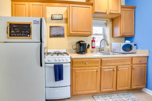 Greenwood Lake Cottage with Shared Dock and Hot Tub! in Ringwood (NJ)