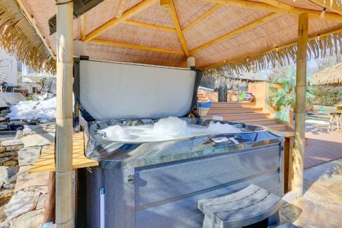 Greenwood Lake Cottage with Shared Dock and Hot Tub! in Ringwood (NJ)