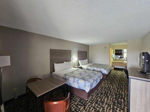 2 queen beds