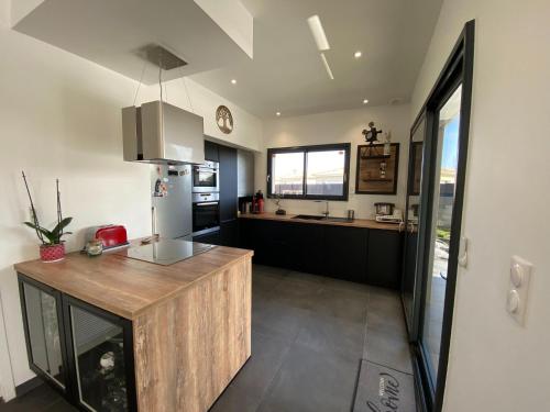 ห้องครัว, House in Margaux with Saltwater Pool & Vineyards in มาร์โก