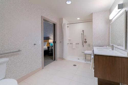 Home2 Suites by Hilton Alcoa Knoxville Airport - 화장실