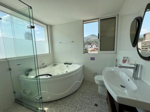 Bathroom, HOTEL SAN ANTONIO PLAZA in Cali