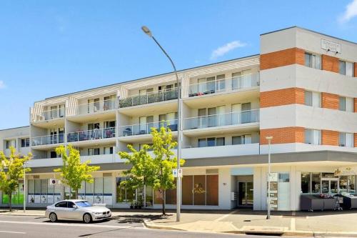 2BR Apt Gungahlin Square Luxe Central Wifi Wine SecurePark