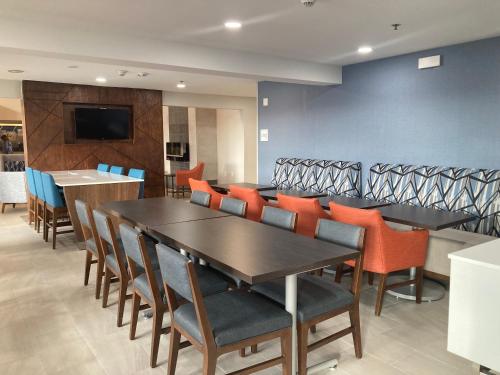 Holiday Inn Express & Suites Port Washington, an IHG Hotel