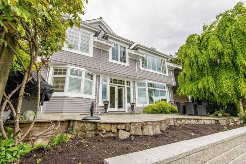 Arrive @ Deep Cove Waterfront Home in North Vancouver, Canada