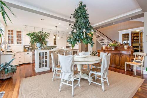 Arrive @ Deep Cove Waterfront Home in North Vancouver, Canada