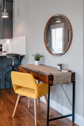New Nashville Condo with 2 King beds walk to bars in Nashville, USA