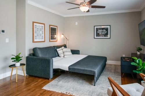 New Nashville Condo with 2 King beds walk to bars in Nashville, USA