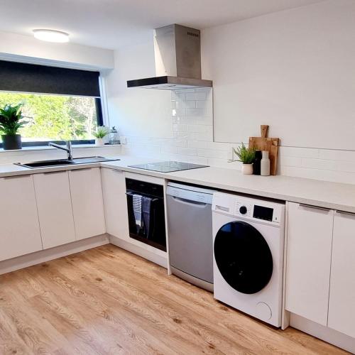 ห้องครัว, City Fringe Apartment with garage in เคลเบิร์น