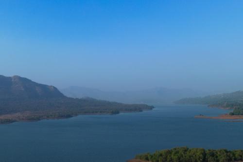 Ekam Lake House by StayVista with Mountain & Lake views, Outdoor jacuzzi, Sauna, Modern amenities & Kitchen garden photo 3